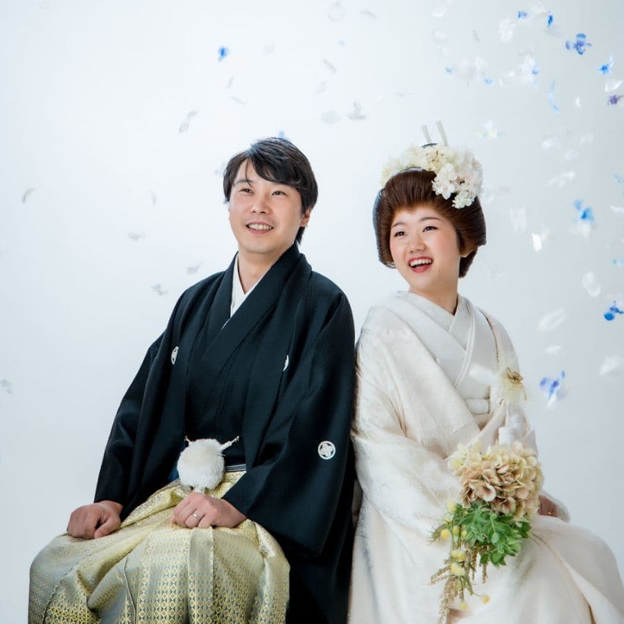 スタジオにて、紙吹雪の中の新郎新婦