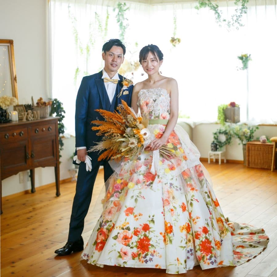 スタジオにて新郎新婦(花柄のドレス）