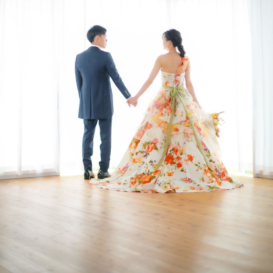 スタジオにて新郎新婦後ろ姿