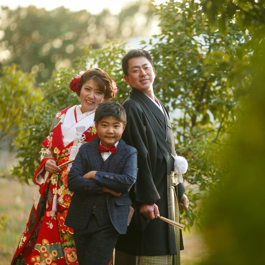 和装の新郎新婦と息子さん家族三人で