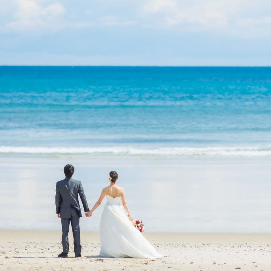 海岸にて新郎新婦二人向かい合い