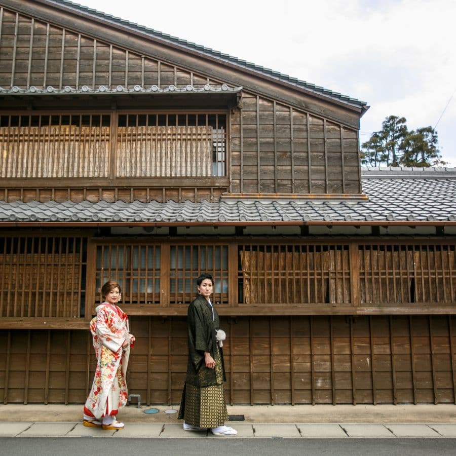 鳥羽市かどや前にて新郎新婦和装