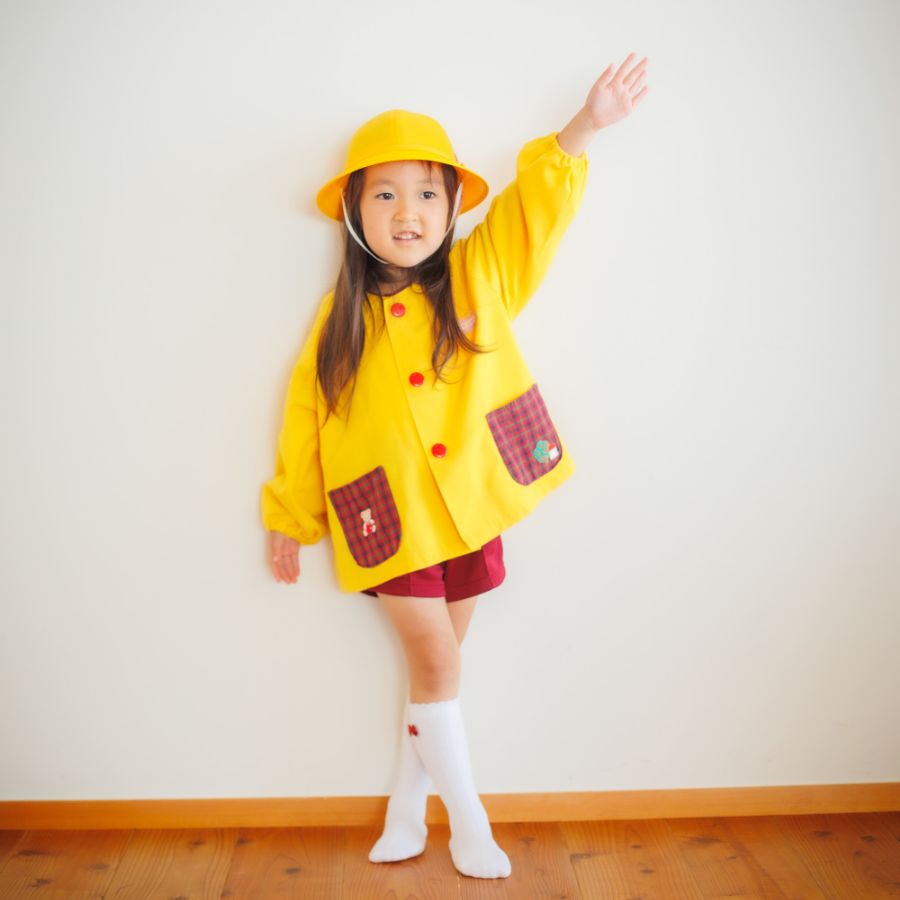 幼稚園の園服を着た女の子