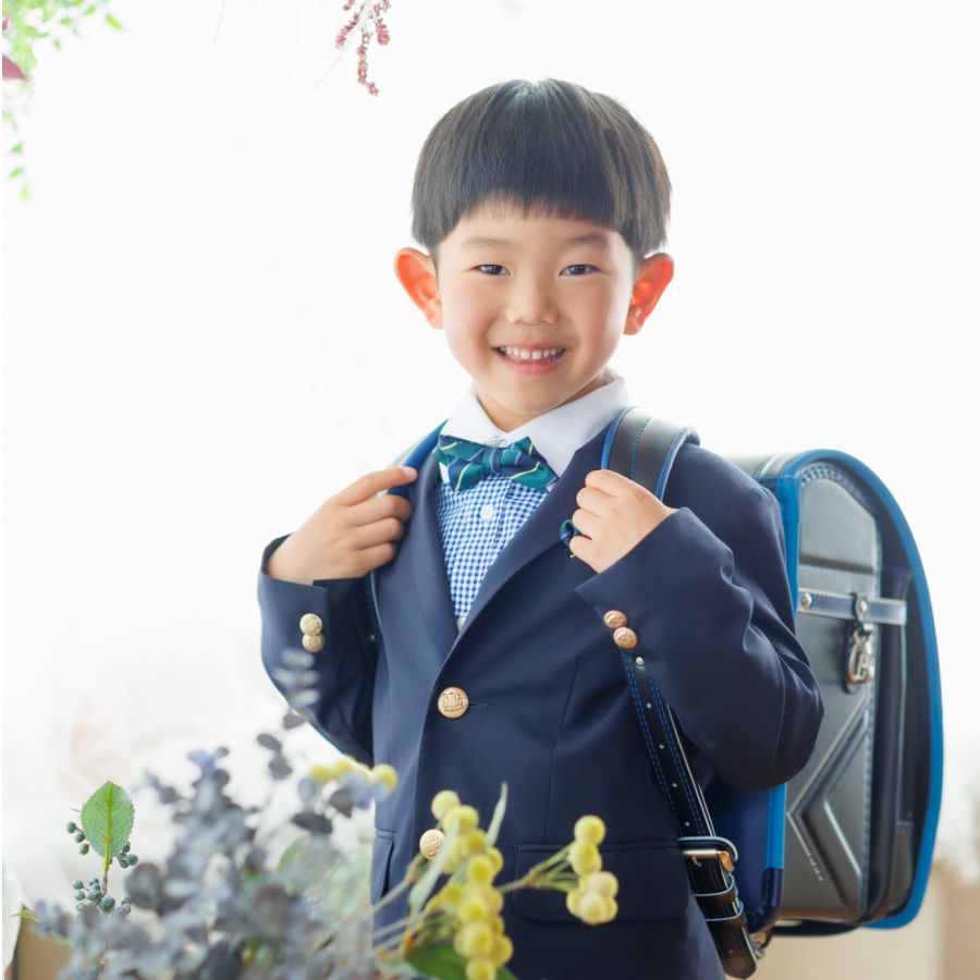 ランドセルを背負った男の子の半身