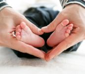 赤ちゃんの足 ママの手でハートに