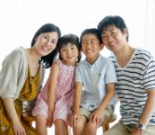 家族4人 夏の普段着で