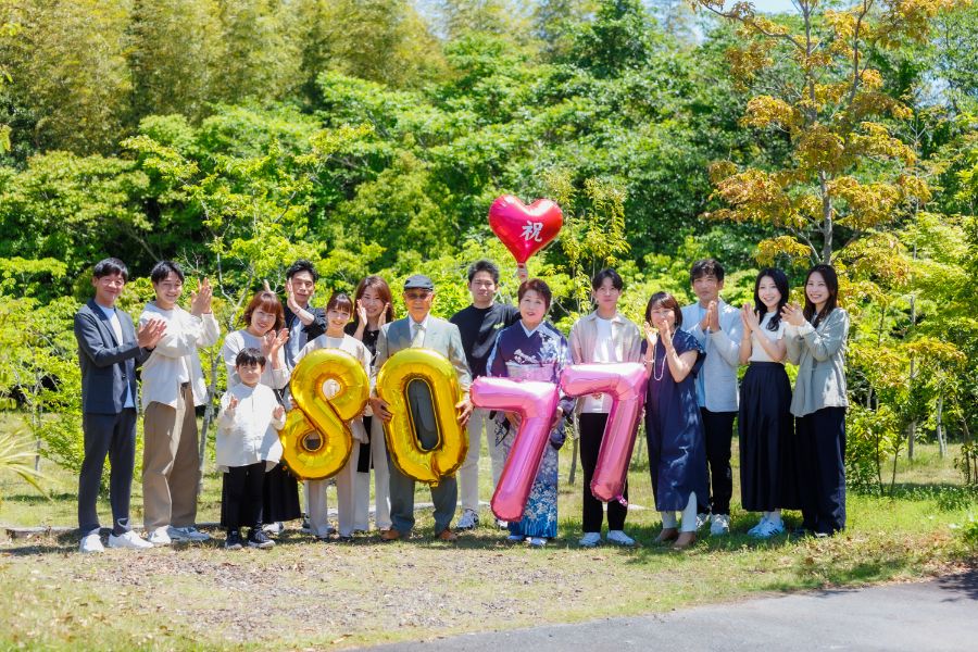 傘寿喜寿記念で家族写真