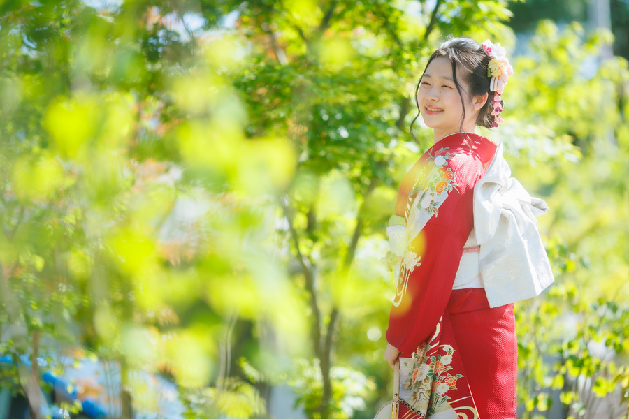 二十歳の記念写真前撮り　外ロケ　赤い振り袖　少し振り返り