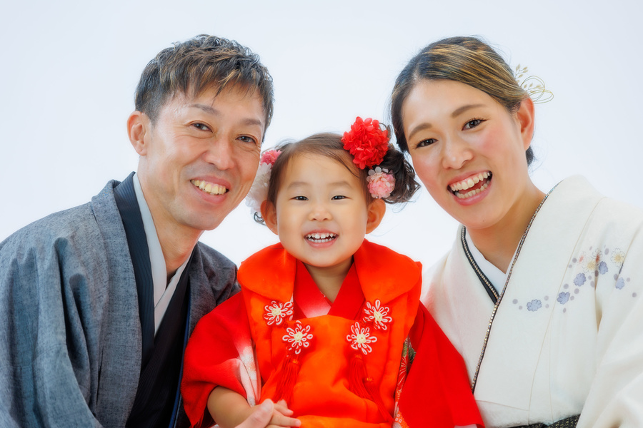 七五三家族写真　パパとママと3歳女の子赤い着物