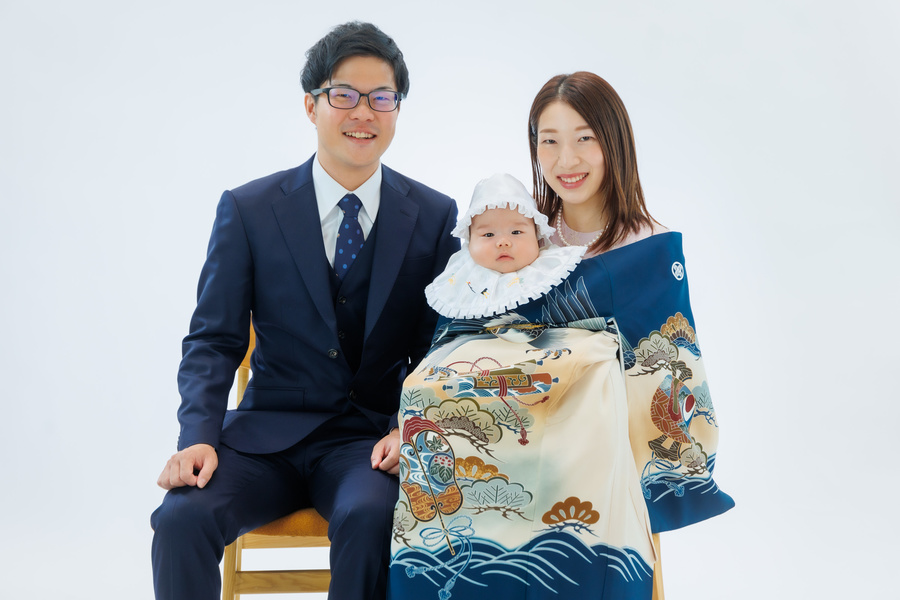 お宮参り記念写真　男の子の赤ちゃん着物かけて
