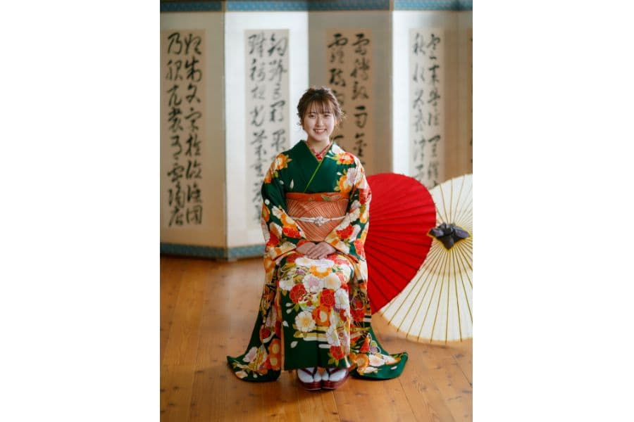 二十歳の記念　前撮り　屏風の前で全身座り姿