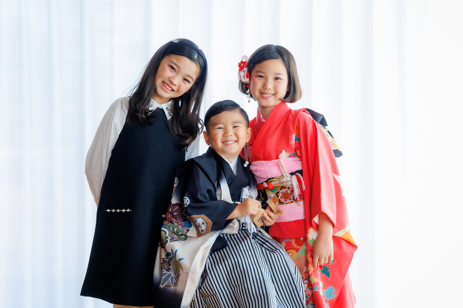 3人姉弟七五三　長女は洋服、次女は赤い着物、長男は七五三袴