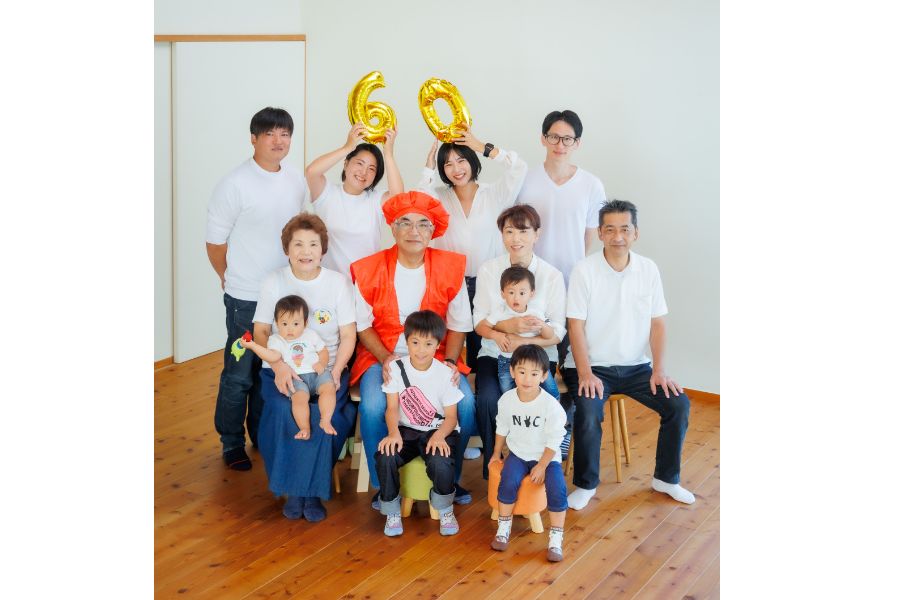 おじいちゃんの還暦記念で家族写真合計12名