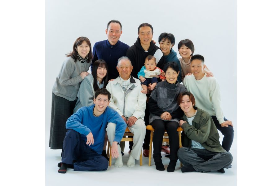家族写真　おじいちゃんおばあちゃんを囲んで合計12名