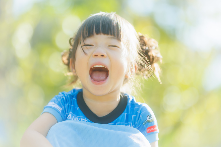 バースデー記念写真　女の子笑っている