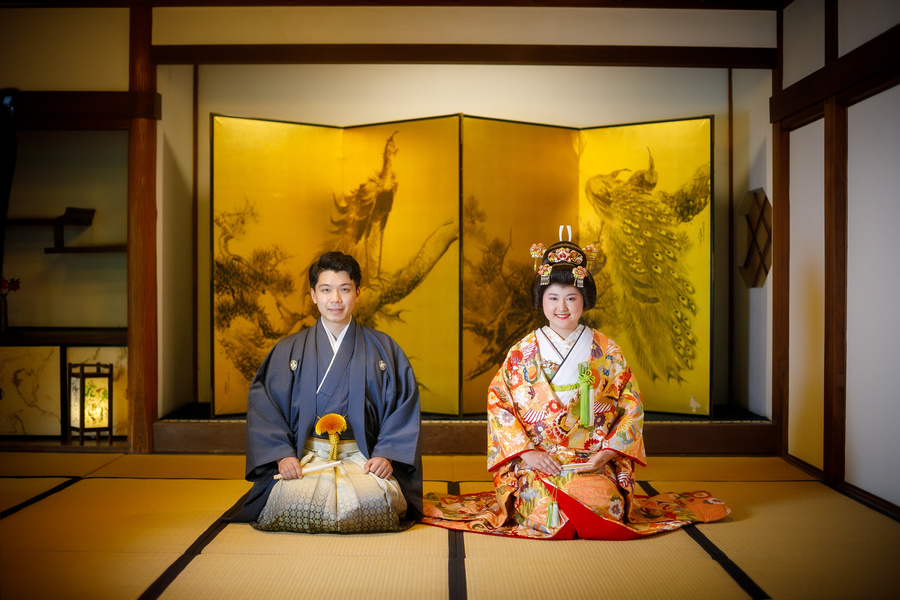 和室にて　新郎新婦和装にてフォトウェディング　屏風の前で正座している