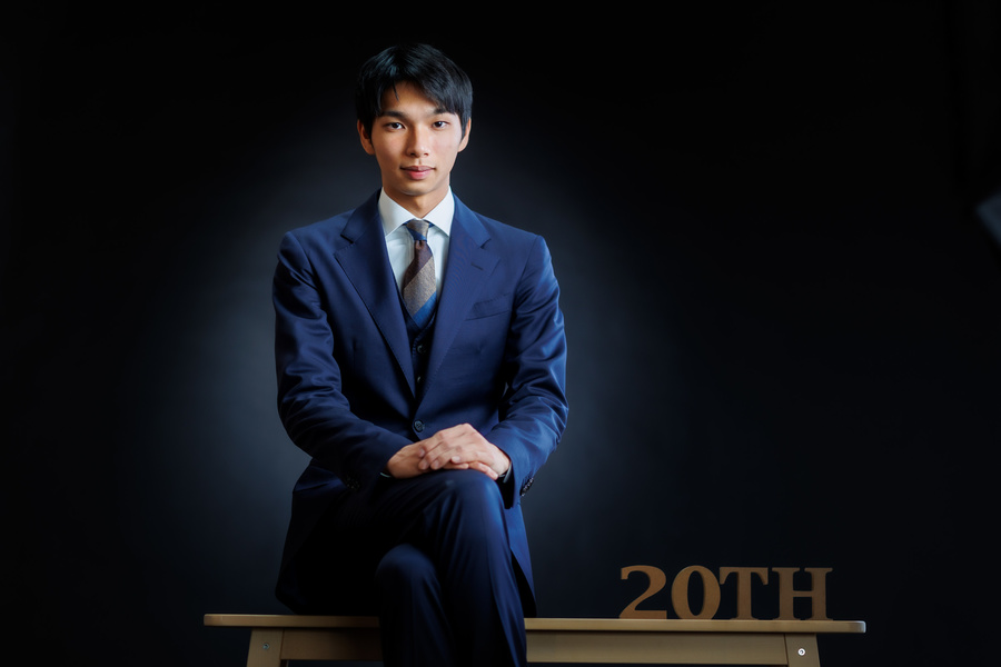 二十歳のスーツ姿の男性　座っている半身