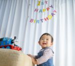 1歳誕生日　女の子　伝い立ち