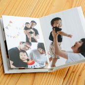 ミニアルバム8P　見開きイメージ写真　1歳男の子と家族