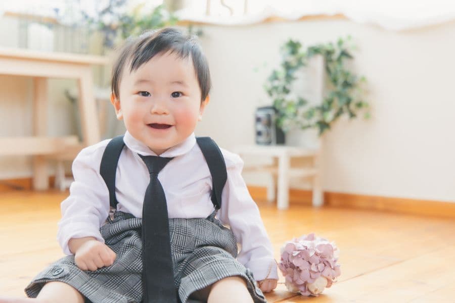 1歳男の子　誕生日記念　ネクタイしてる