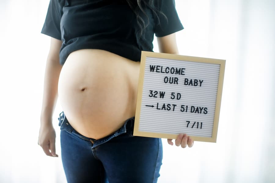 マタニティ　お腹のアップ