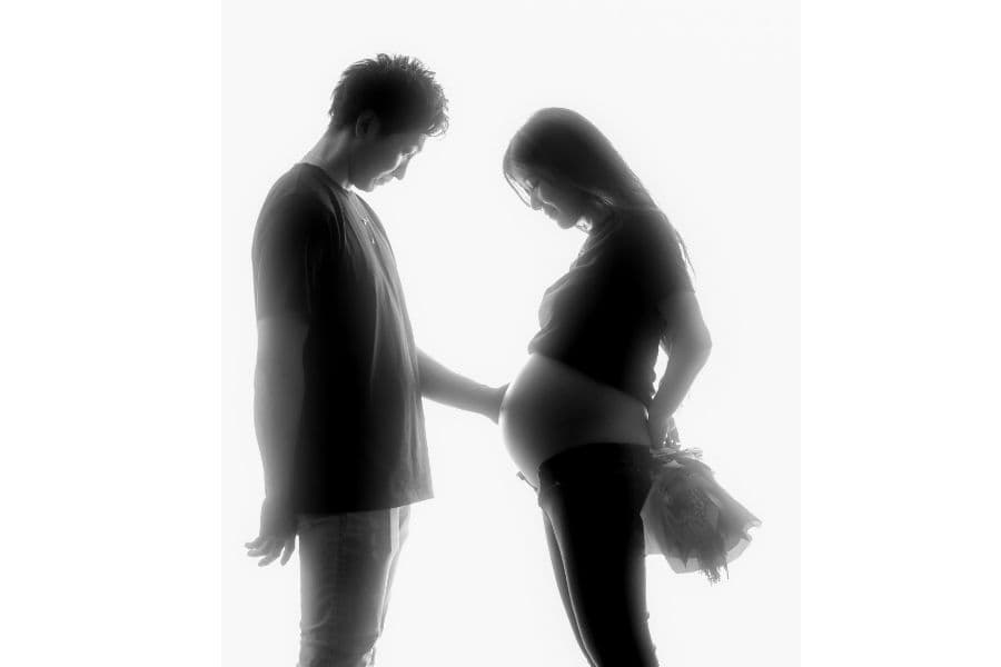 マタニティ　二人で向かい合って　シルエット