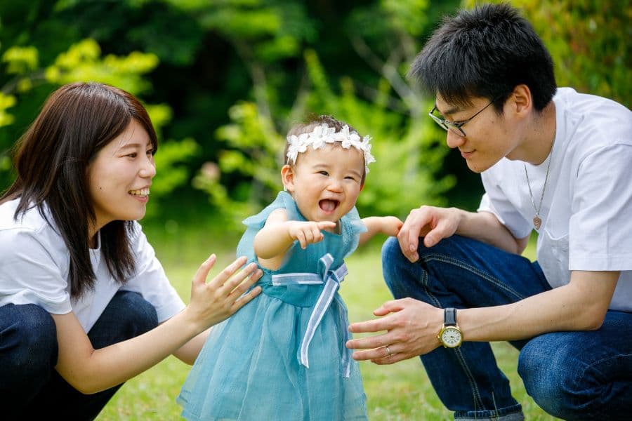 1歳女の子　パパとママと一緒に　ロケ撮影