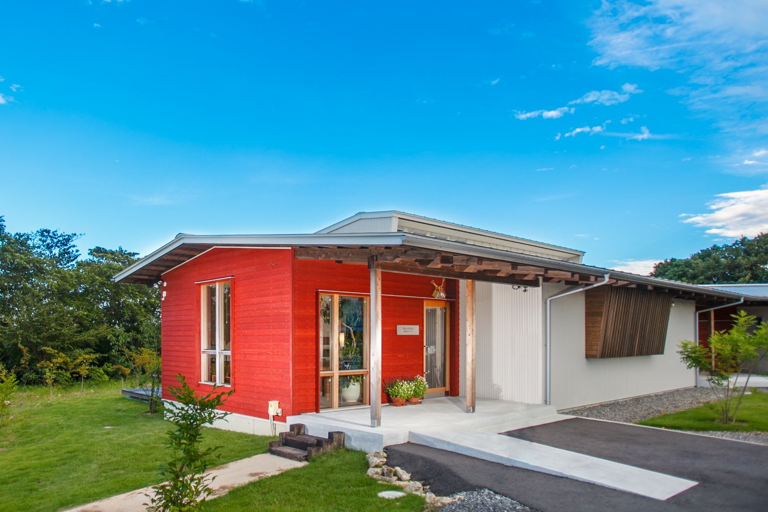 DAIOKU写真スタジオ全景　青い空の下