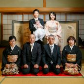 ご自宅出張 居間にて家族写真 イメージ写真