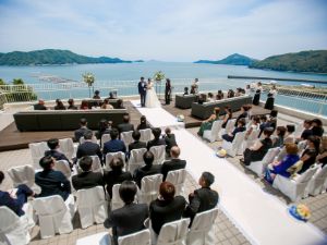 海を見下ろすテラス人前式