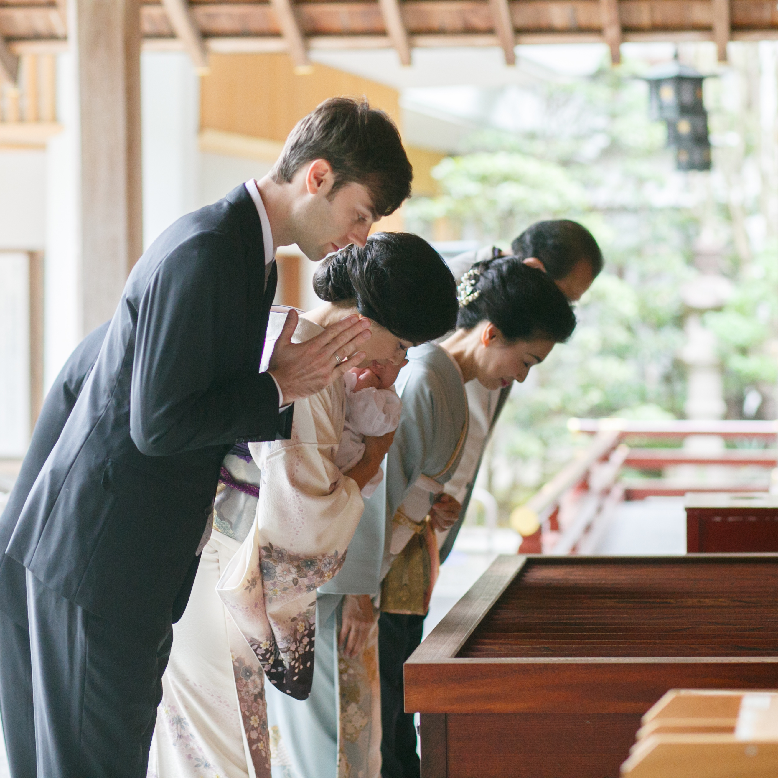 神社でのお参りシーン