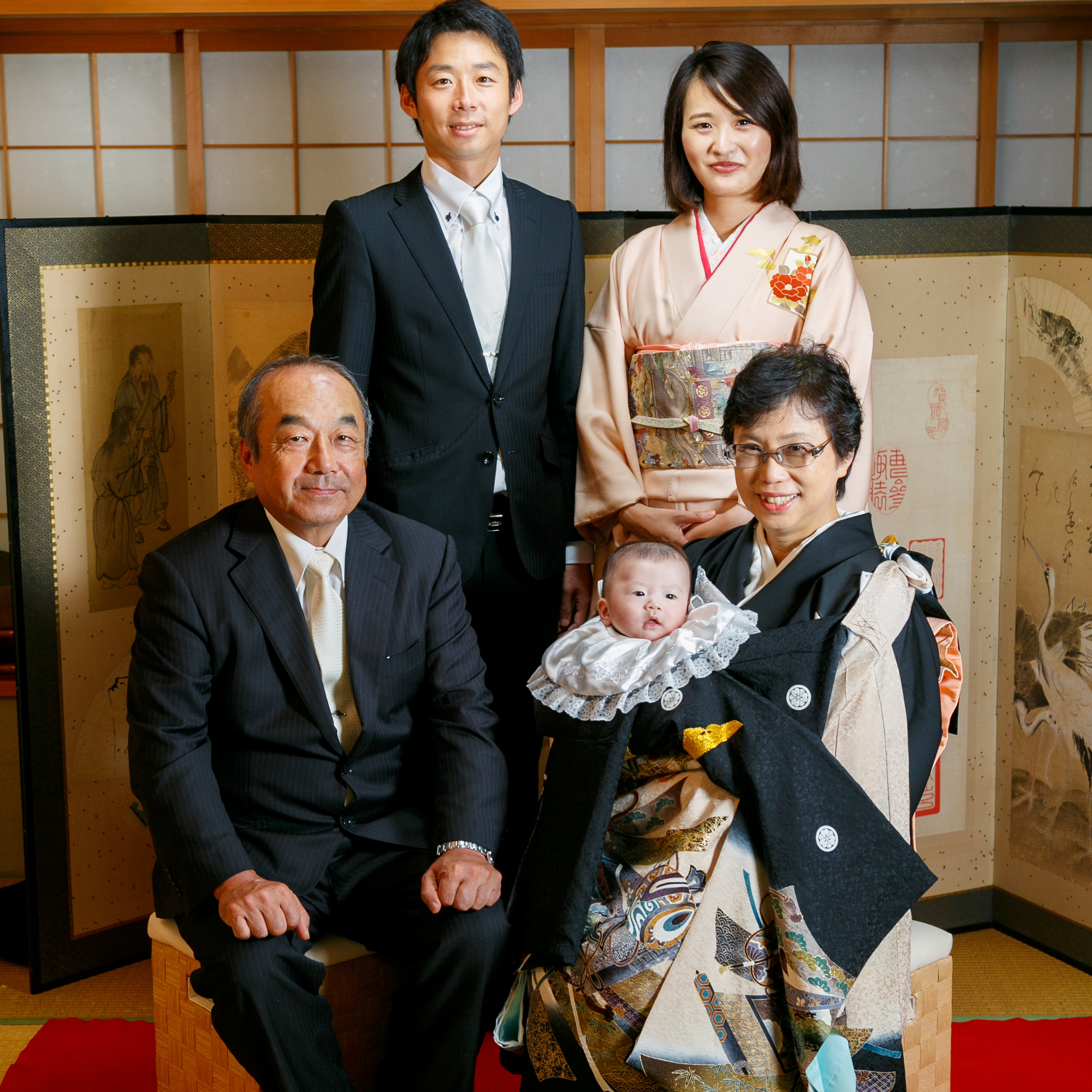 自宅にて　赤ちゃんお宮参り　５人祖父祖母パパママ赤ちゃん５人写し