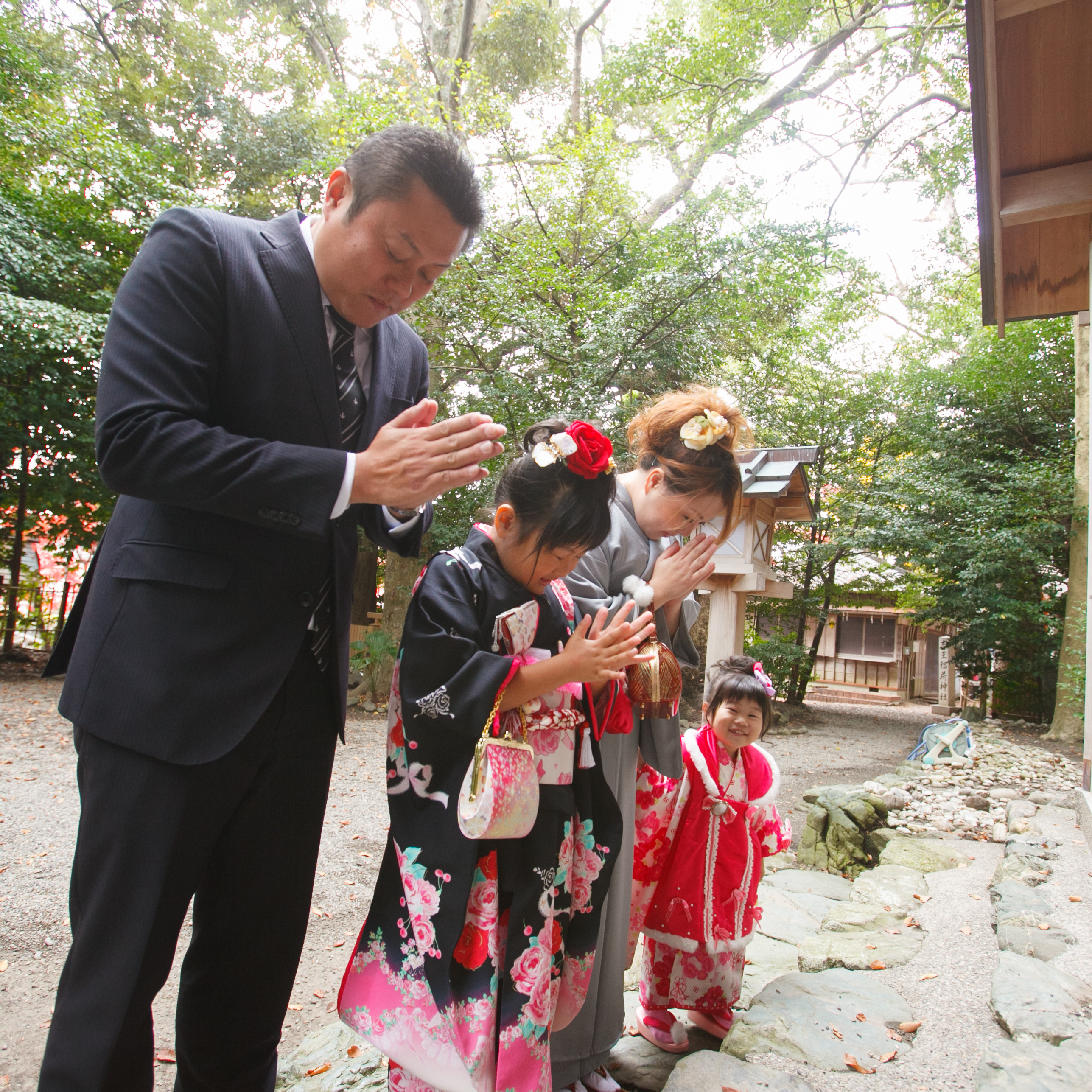 神社で、家族四人　お参り