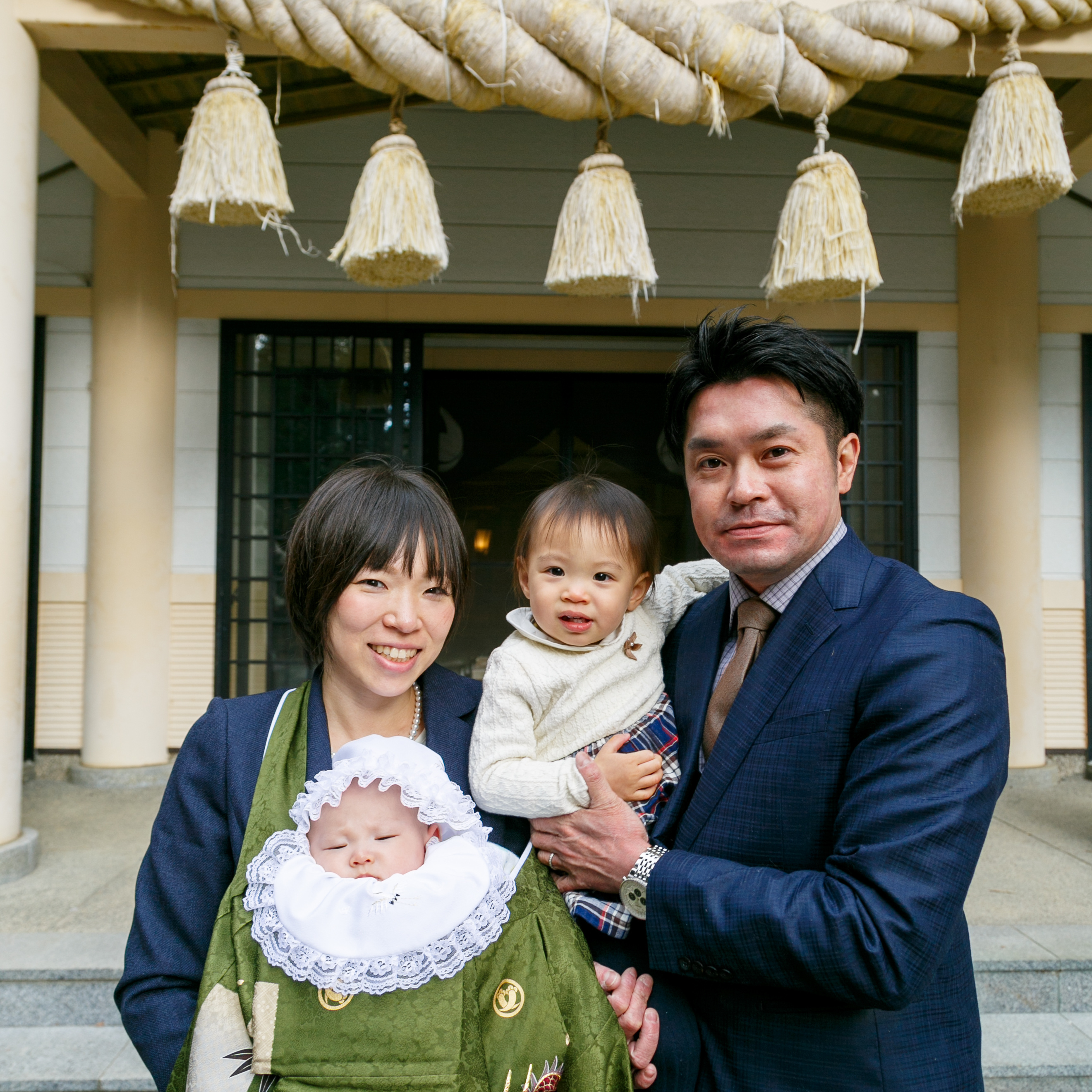 神社にて　お宮参り記念　家族四人写し