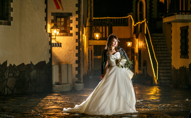 志摩地中海村にてナイトウェディング　Gジャンを肩に羽織った新婦1人写し全身