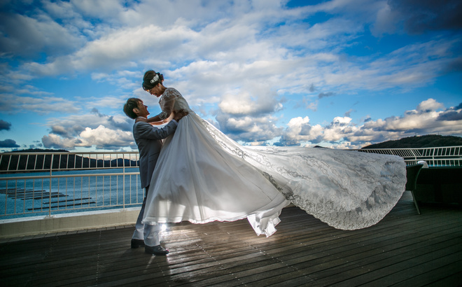 鳥羽国際ホテル テラスにて 新婦を抱き上げる新郎