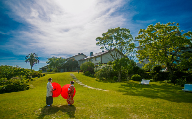 志摩観光ホテルクラシック和風庭園にて　和傘を持った着物姿の新郎新婦