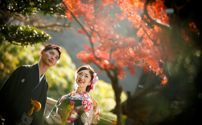 賓日館にて　着物姿の新郎新婦　紅葉をバックに