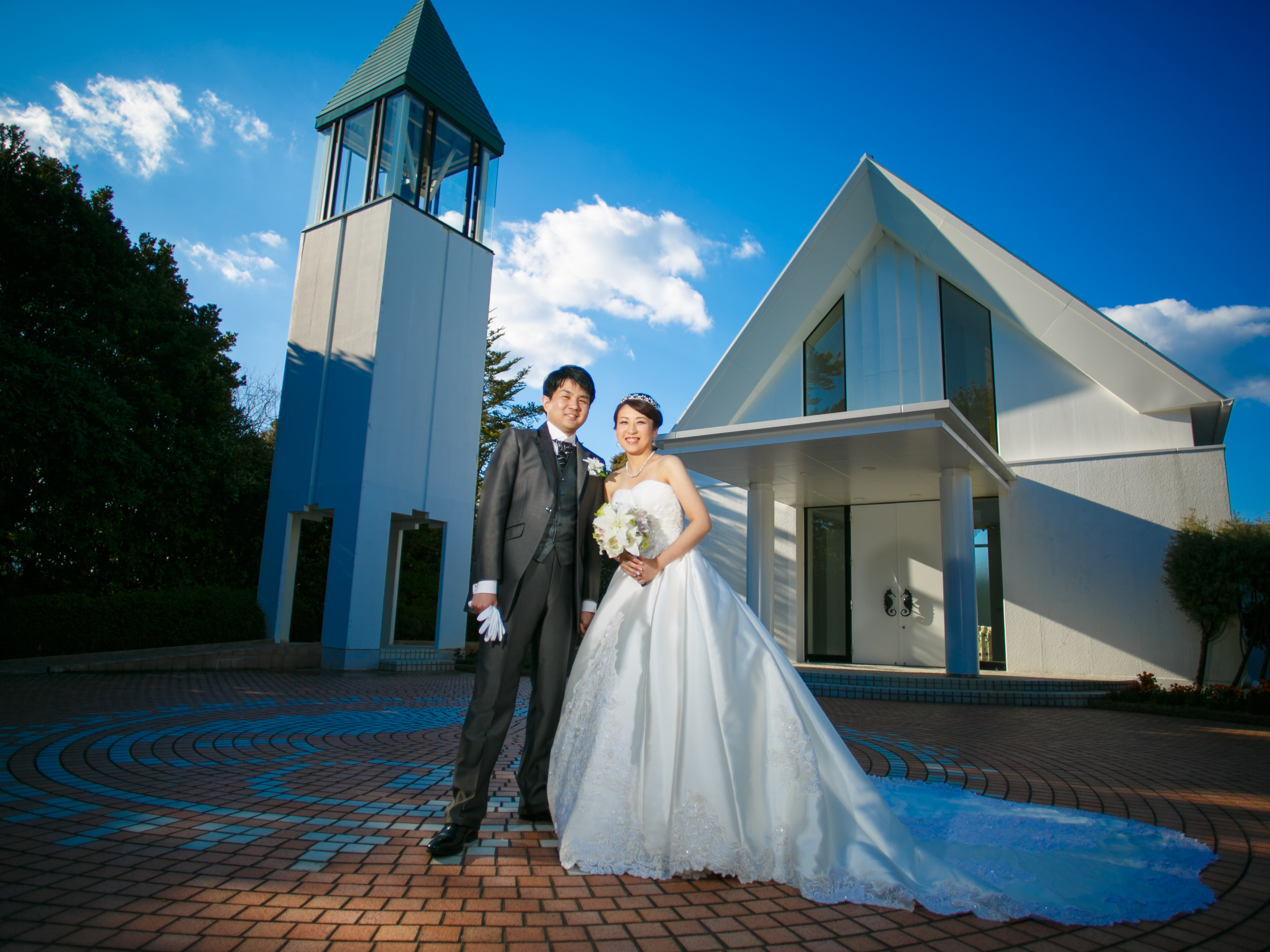 鳥羽国際ホテルチャペル前で新郎新婦二人写し