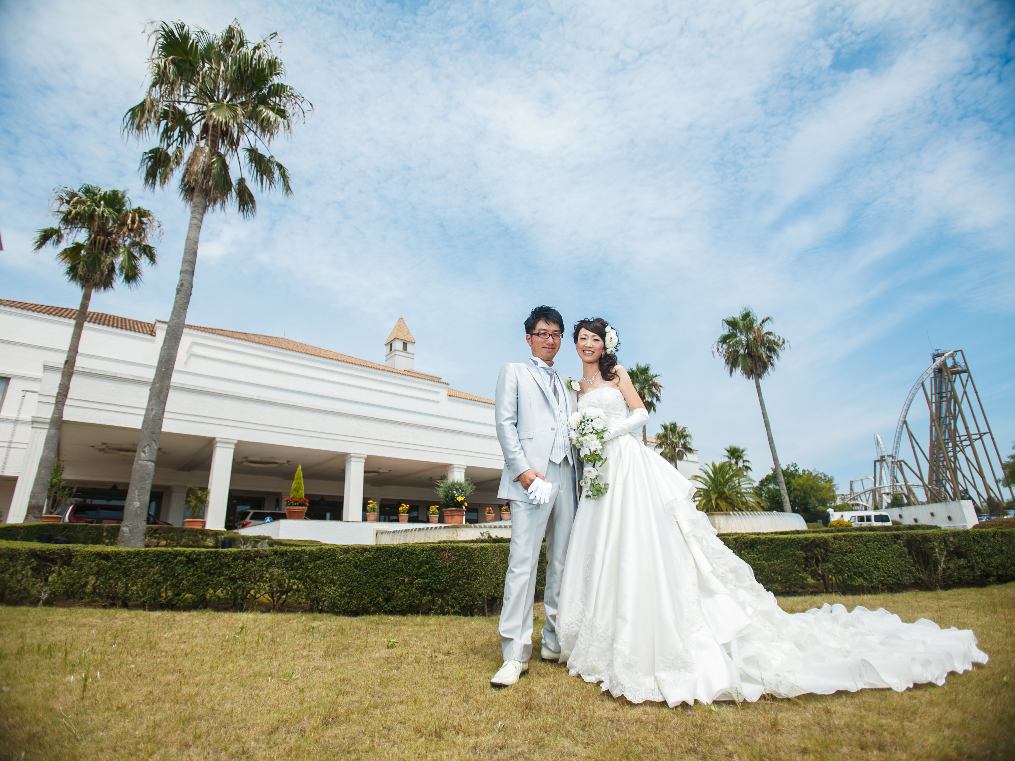 ホテル志摩スペイン村　ホテルバックに新郎新婦二人写し