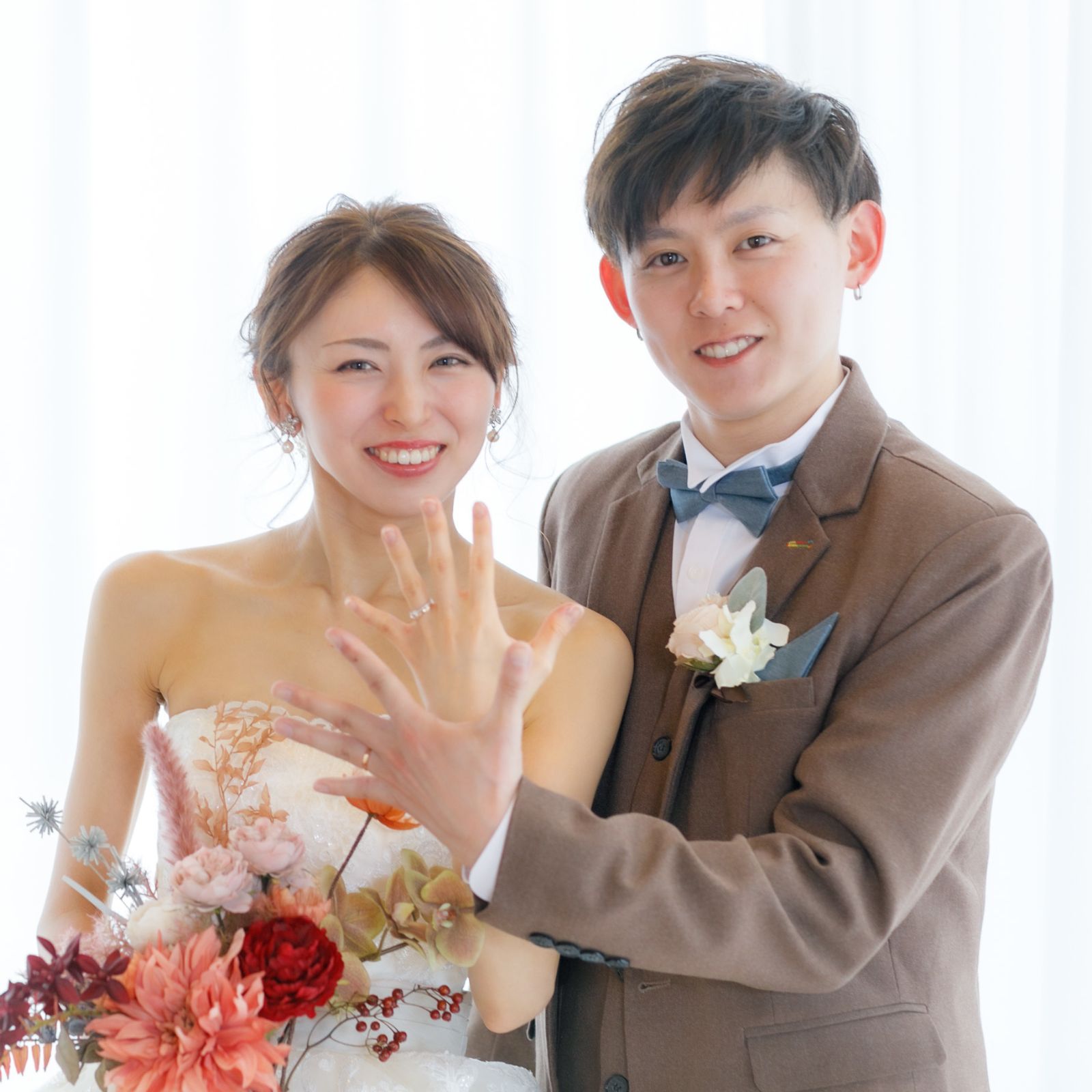 スタジオウェディング新郎新婦指輪を見せている