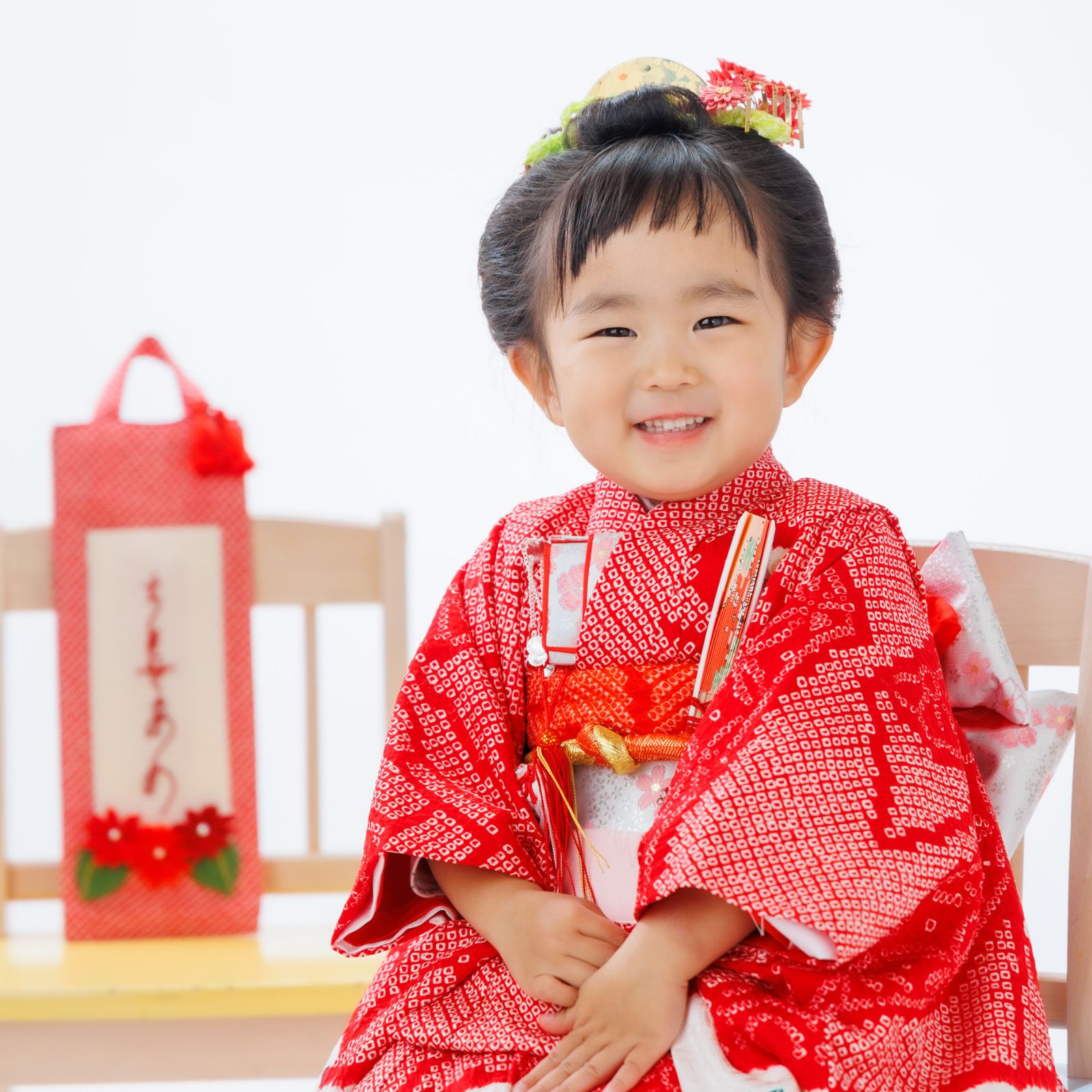 七五三女の子笑顔 バックに千歳飴