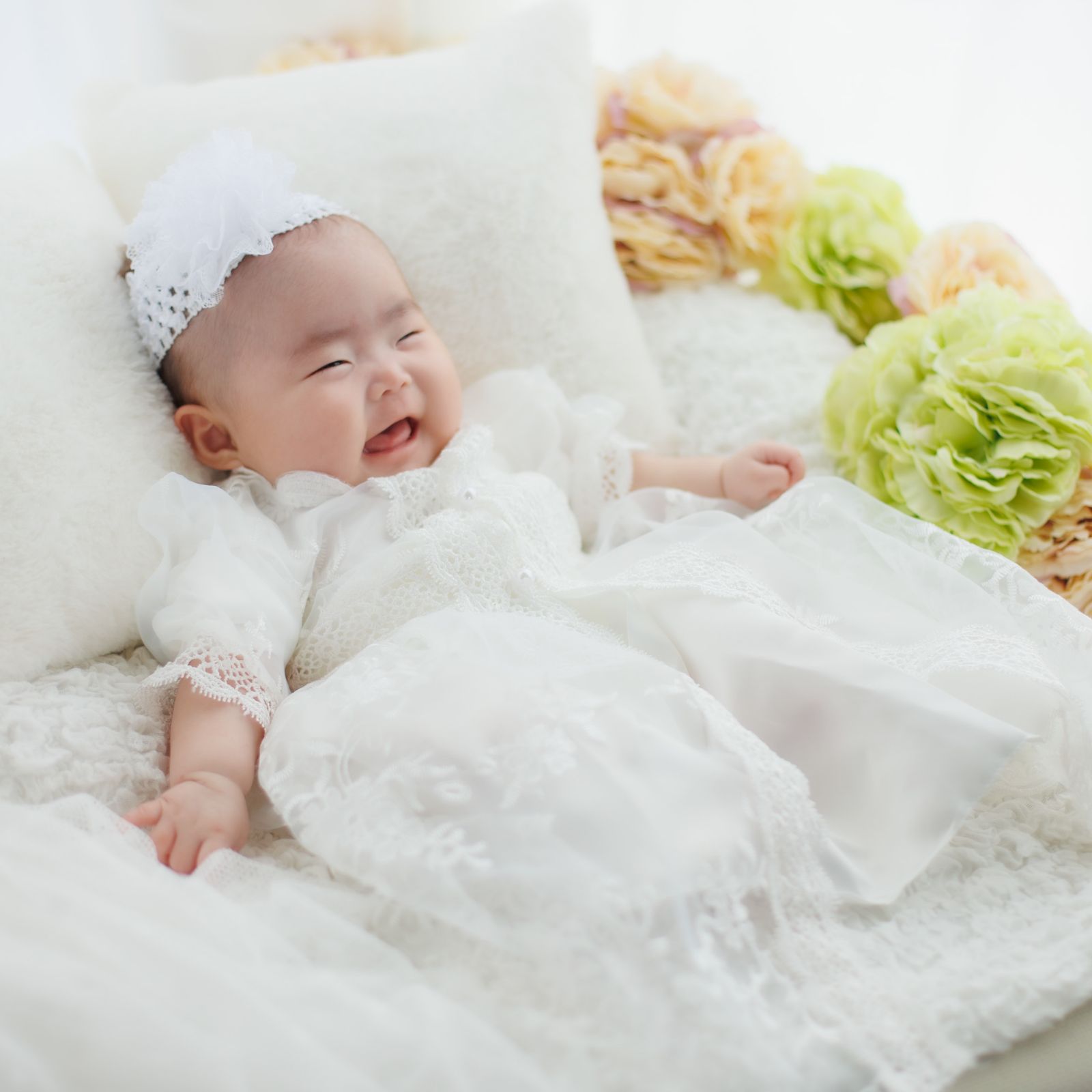 赤ちゃん一人写しお花に囲まれて