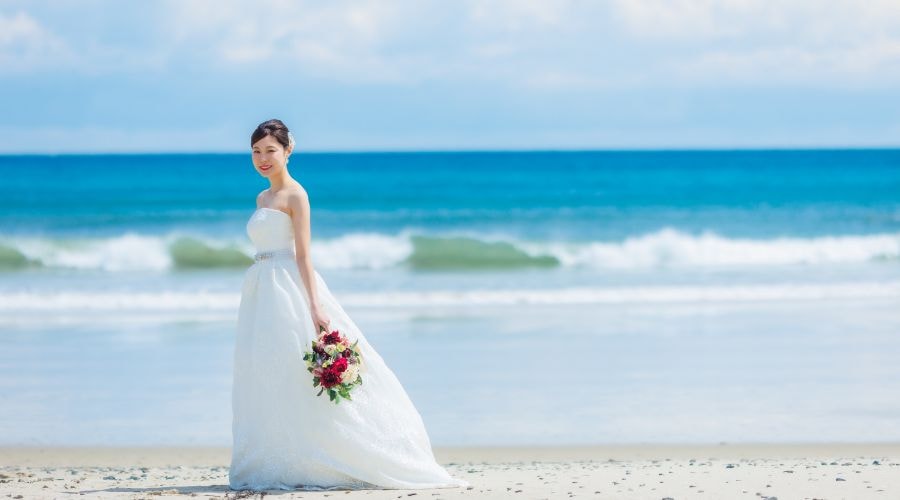 志摩市国府海岸にて　白ドレスの新婦1人写し