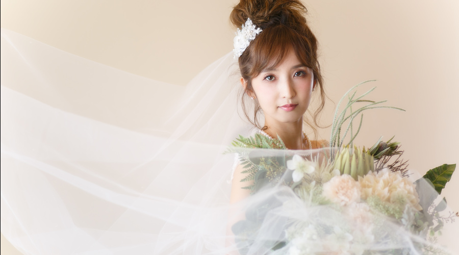 新婦アップ写真　ベールに囲まれて