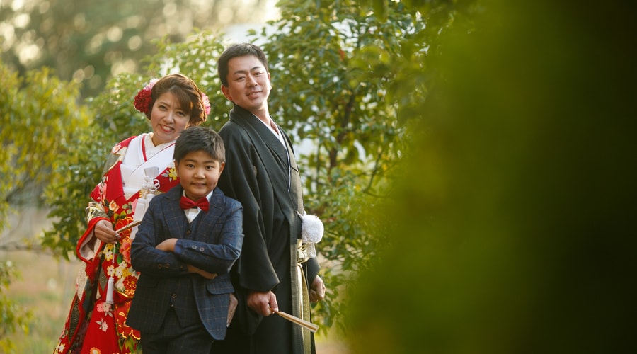 和装の新郎新婦と、タキシードの息子さん　3人家族写真