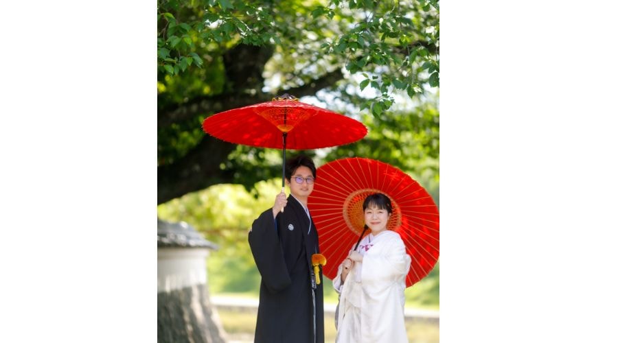 和傘を持った新郎新婦