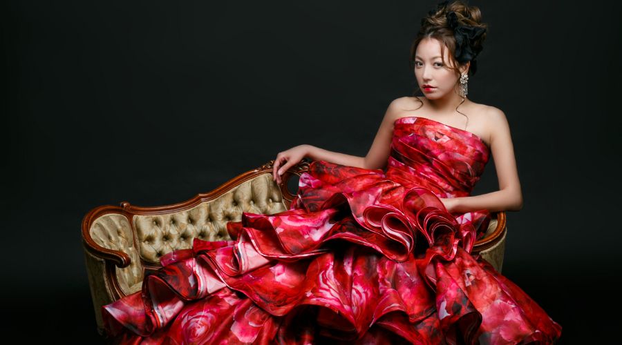 スタジオにて　赤いドレスの新婦が椅子に座っている全身写真