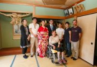 実家の居間にて家族写真８人