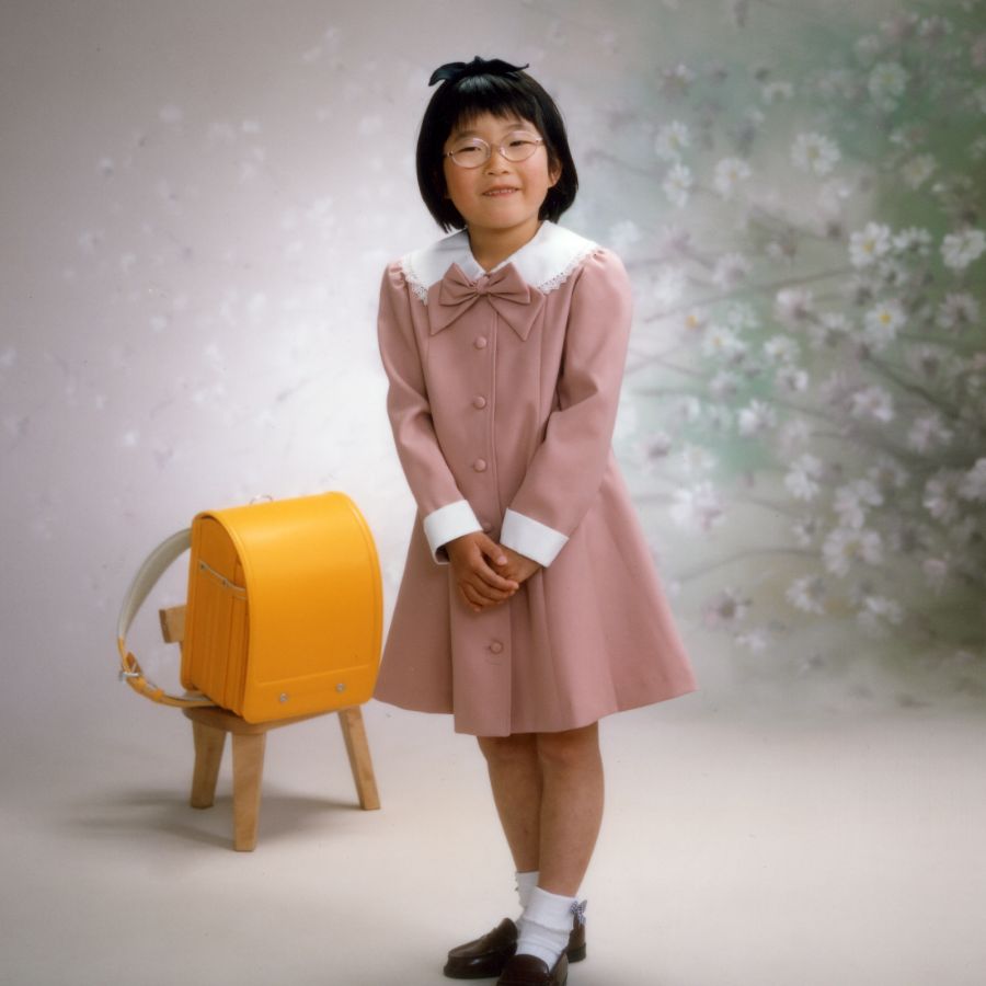 2000年女の子一人写し入学記念ランドセルと一緒に